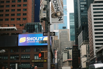 黑色和白色的路标
